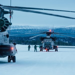Kaksi saksalaista CH-53GA -helikopteria saapui Ivaloon juuri ennen pimeän tuloa