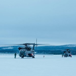 Kaksi CH-53GA -helikopteria lensi Saksasta Ruotsin kautta Suomeen