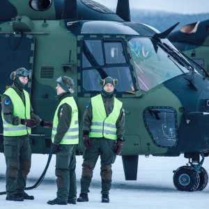 Helikopteriapumekaanikkoina toimivat varusmiehet osallistuvat toimintaan tukikohdassa