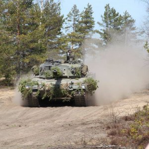 Naamioitu Leopard 2A4 -panssarivaunu simulaattoriavusteisessa taisteluharjoituksessa.