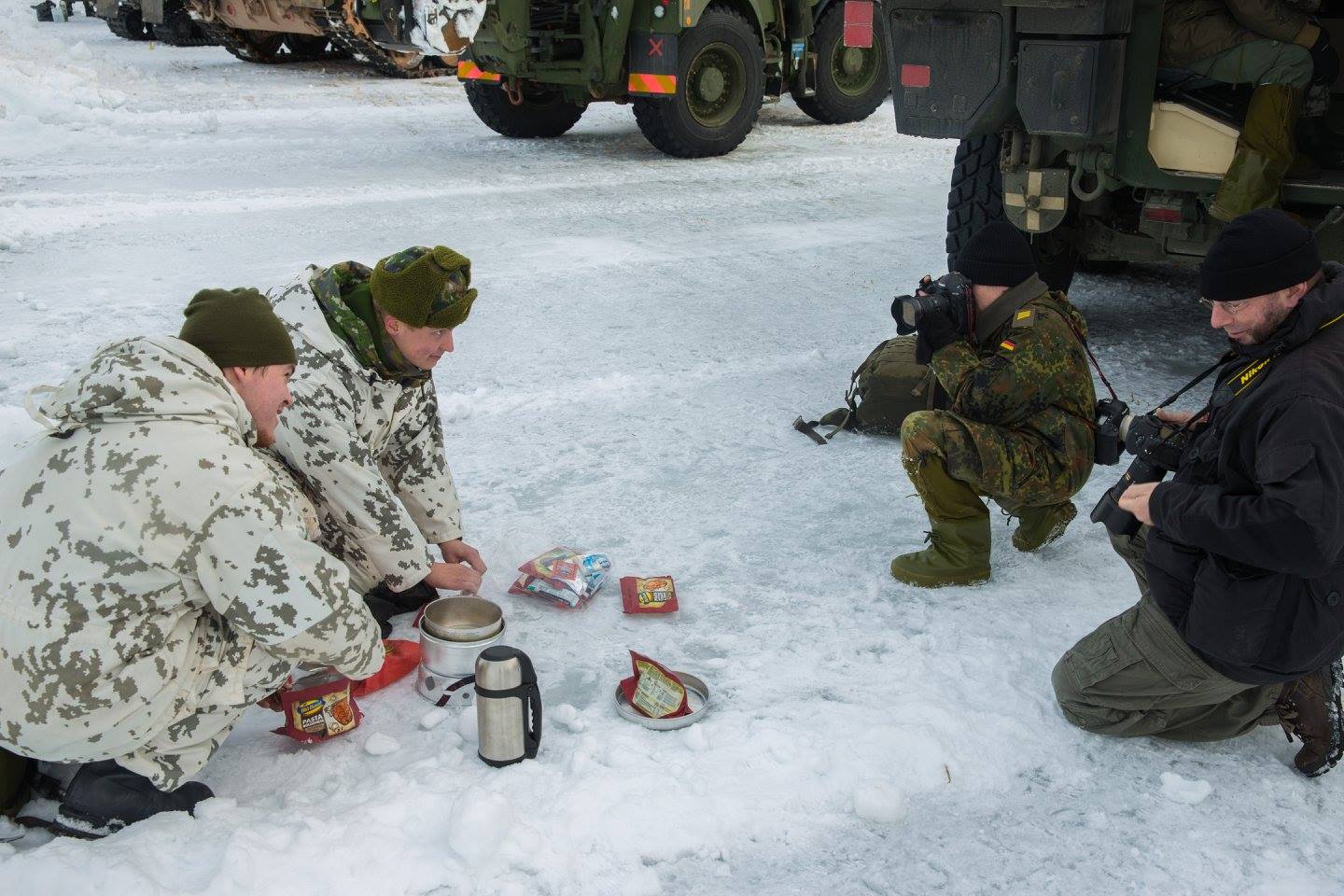 Harjoituksen vierailupäivänä 1.3. median edustajia kiinnosti mm. suomalaisten sotilaiden varusteet ja ruoanlaittotaidot
