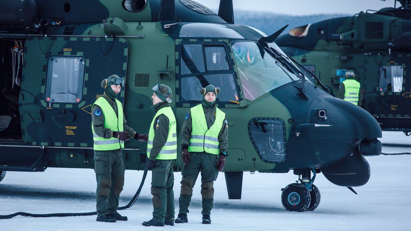 Helikopteriapumekaanikkoina toimivat varusmiehet osallistuvat toimintaan tukikohdassa