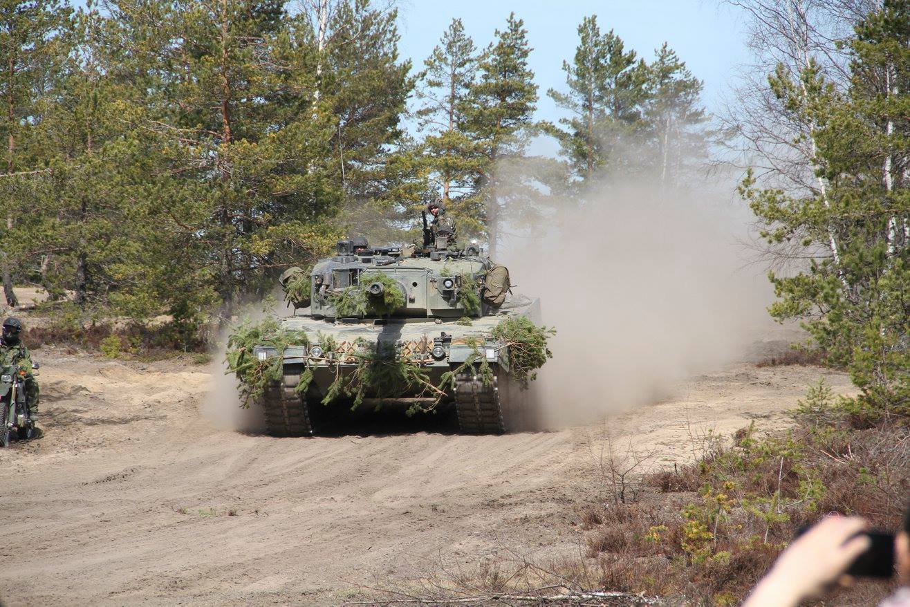 Naamioitu Leopard 2A4 -panssarivaunu simulaattoriavusteisessa taisteluharjoituksessa.