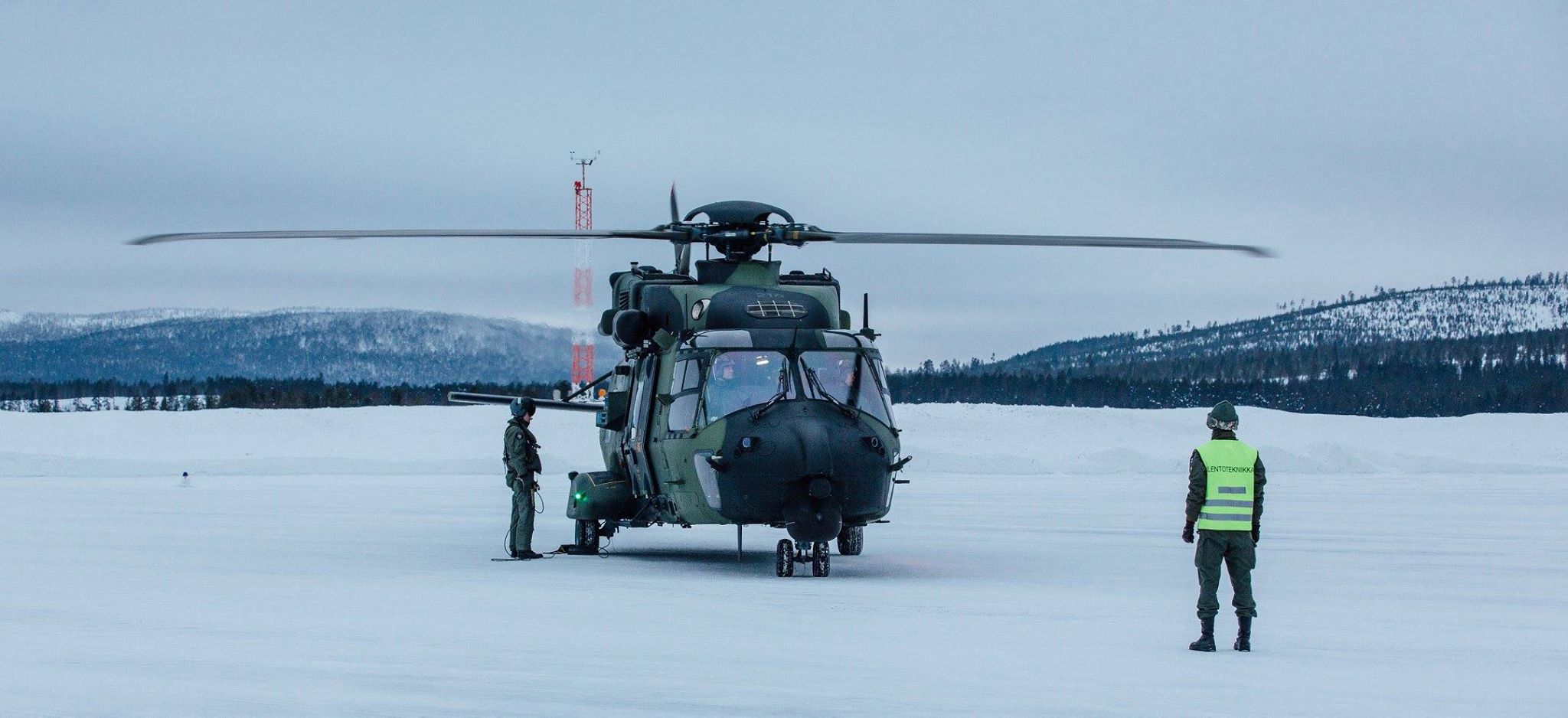 NH90-helikopteri Ivalon lentokentällä
