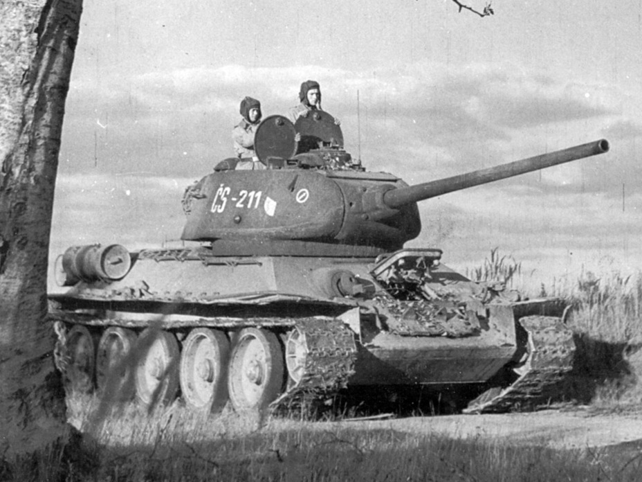 Soviet-made T-34-85 at the exercises of the Czechoslovak army in Milovice, 1952 - Czechoslovak with Tagil ancestry |  warspot.ru