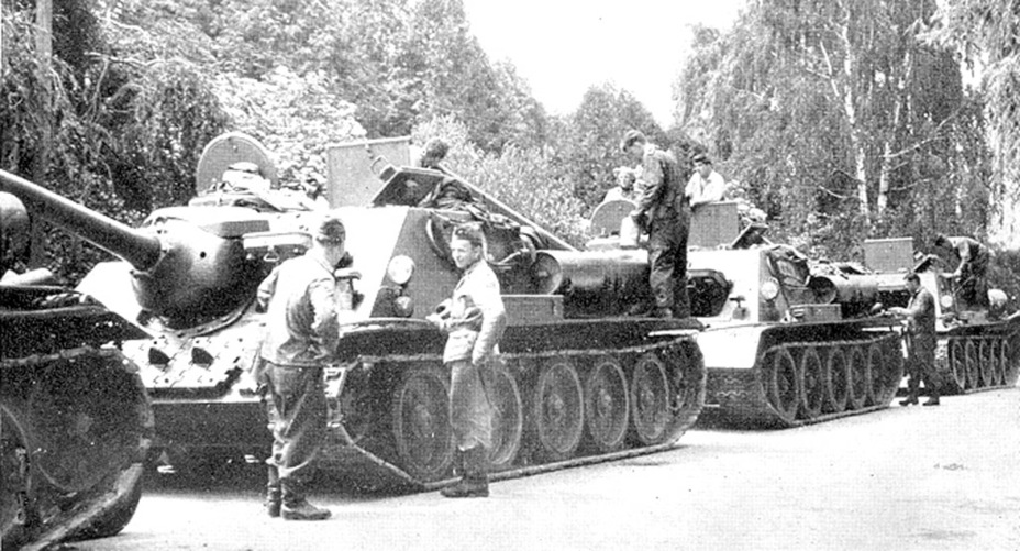 During operation, some vehicles received Notek headlights - SU-100 in Czechoslovakia |  warspot.ru