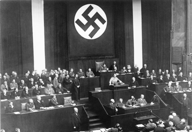 Bundesarchiv_Bild_102-14439%2C_Rede_Adolf_Hitlers_zum_Erm%C3%A4chtigungsgesetz.jpg