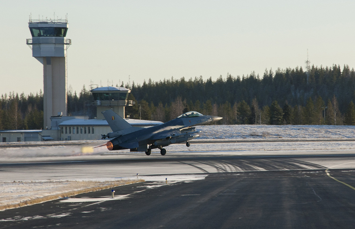 Belgian ilmavoimien F-16 -hävittäjä vieraili Rovaniemellä Naton Trident Juncture 18 -harjoituksen yhteydessä lokakuussa 2018.