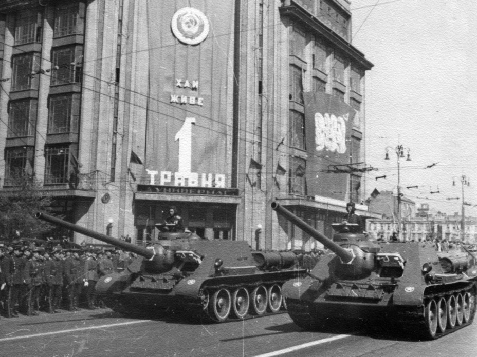 SU-100 at the parade in Kyiv on May 1, 1949.  With all the richness of choice, it was these machines that turned out to be the only ones that Czechoslovakia was able to launch in its series - the SU-100 in Czechoslovakia |  warspot.ru