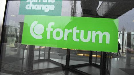 Fortumin logo osavuosikatsauksen tiedotustilaisuudessa Fortumin pääkonttorin ovessa Espoossa perjantaina 26. huhtikuuta 2019.