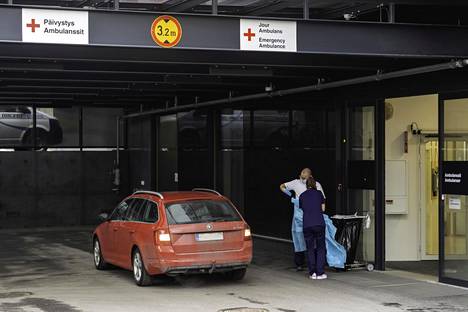 Hoitajat ottivat koronavirusnäytteen karanteenissa olevalta potilaalta Husin lastensairaalassa 3. maaliskuuta.