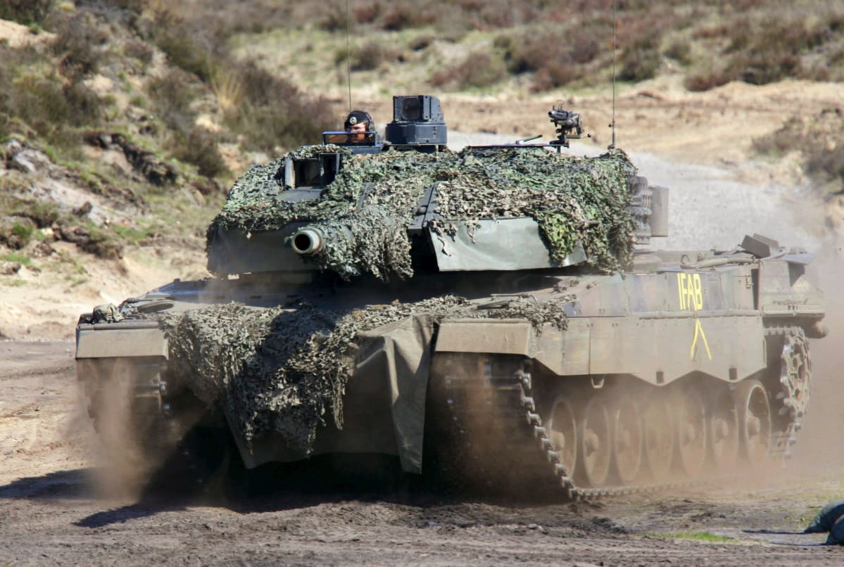 Pansarvagn av typen Leopard II under en militäövning.