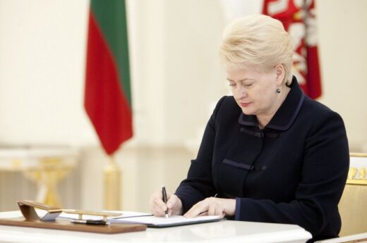 dalia-grybauskaite-sings-a-document-67511190.jpg