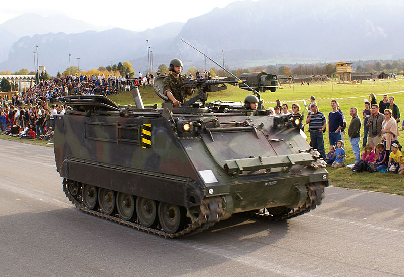 800px-12_cm_Pz_Mw_64-91_-_Schweizer_Armee_-_Steel_Parade_2006.jpg