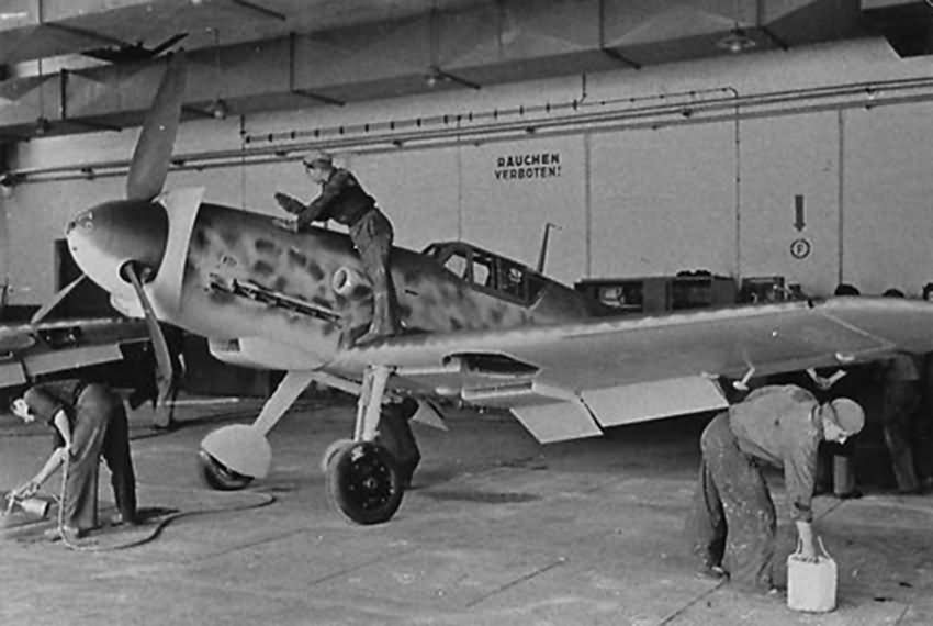 Bf_109_in_Wiener_Neustadter_Flugzeugwerke_factory_10.jpg
