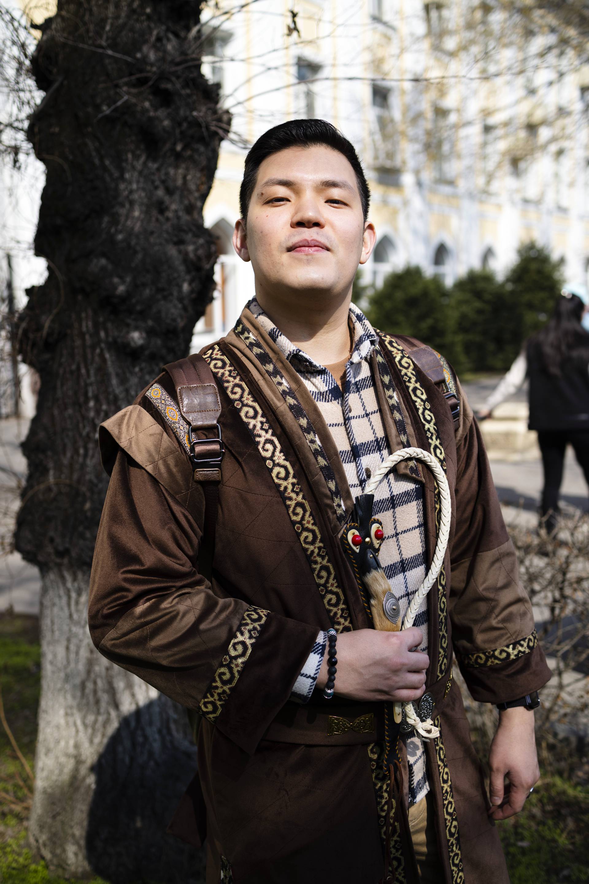 Iskander Sagimbekov ja moni muu koulutettu nuori pukeutuu nyt vaatteisiin, jotka muistuttavat perinteisiä kazakkiasuja.