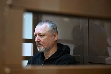 Itä-Ukrainan separatistien entinen komentaja Igor Girkin kuvattuna syytetyn kopissa moskovalaisen tuomioistuimen kuulemisessa viime lokakuussa.