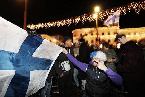 Suomalaiskannattajat juhlivat Suomen miesten jalkapallojoukkueen ensimmäistä EM-kisapaikkaa Havis Amandalla marraskuussa 2019.