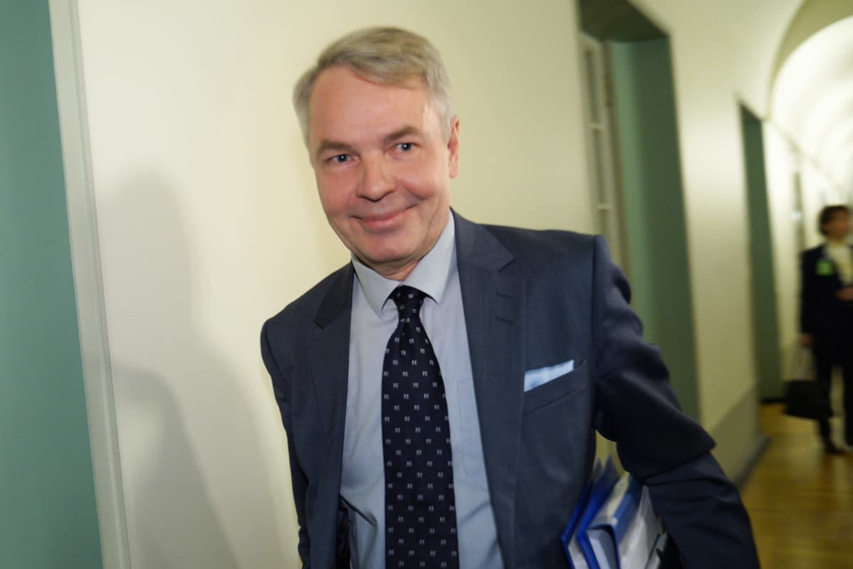 Pekka Haavisto eduskunnassa menossa perustulakivaliokunnan kuultavaksi.