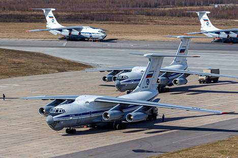 Venäjän ilmavoimien Il-76-kuljetuskoneet olivat Moskovassa valmiina suuntaamaan Italiaan.