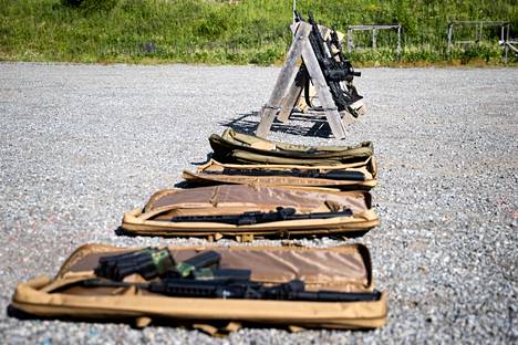 Moni reserviläinen käyttää hankkimaansa taisteluvarustusta myös ampumaradalla. Toiminnallisessa ja taktisessa ammunnassa suosittuja ovat AR-15-puoliautomaattikiväärit.