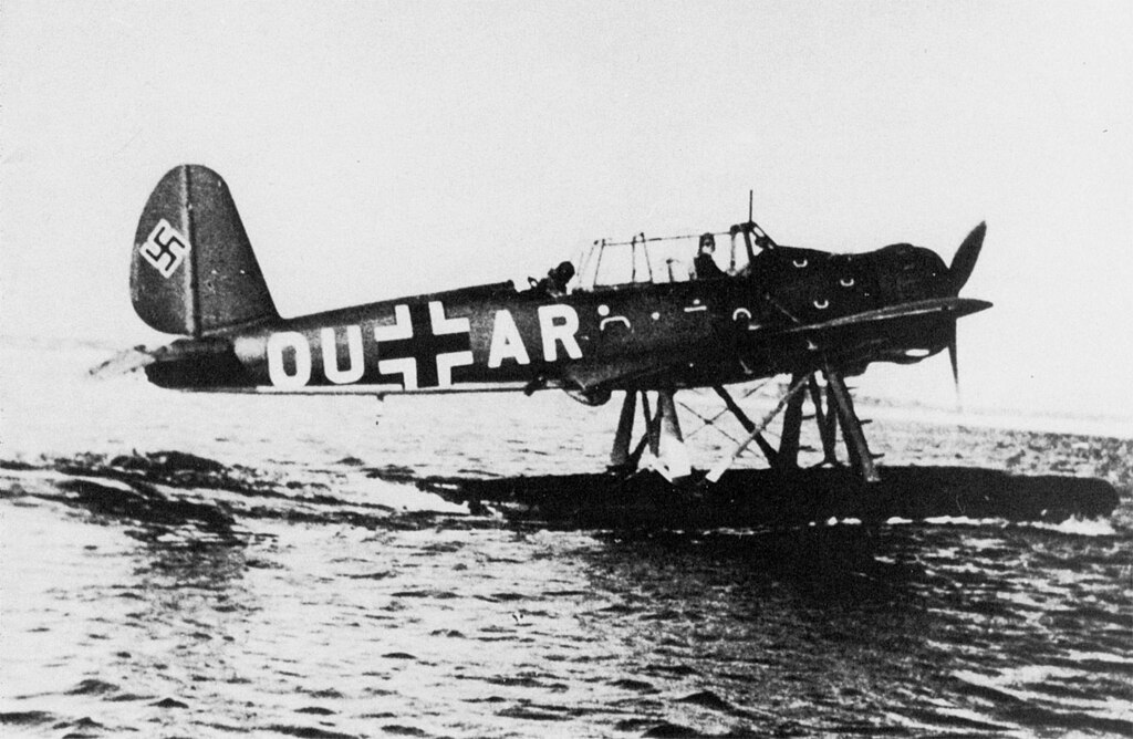 1024px-Arado_Ar_196A-2_taxiing_1940.jpg
