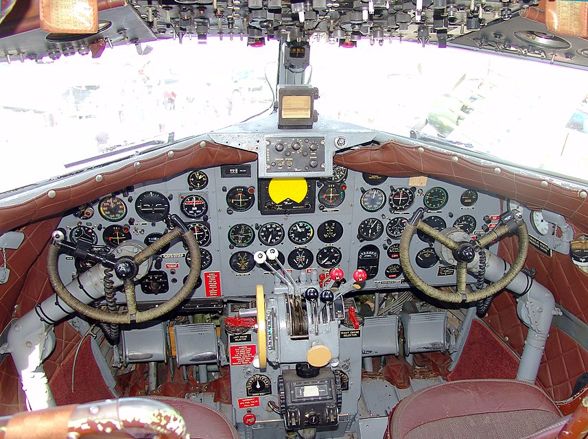 857px-N34---Douglas-DC3-Cockpit.jpg
