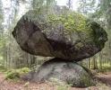 Kummakivi_balancing_rock_in_Ruokolahti,_Finland.webp