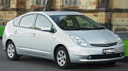 2008_Toyota_Prius_(NHW20R)_liftback.webp