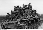 Bundesarchiv_Bild_101I-269-0240-11A,_Russland,_Panzer_mit_aufgesesssener_Infanterie.jpg