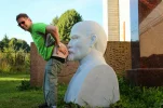 Lenin nuolee Seppo Lehdon anusta 8_9_2013 pic163.webp