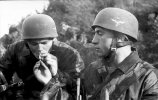 Bundesarchiv_Bild_101I-579-1965-04A,_Italien,_Fallschirmjäger_Zigarette_rauchend.jpg