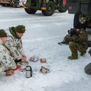 Harjoituksen vierailupäivänä 1.3. median edustajia kiinnosti mm. suomalaisten sotilaiden varusteet ja ruoanlaittotaidot