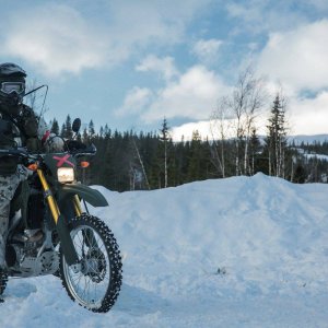 Moottoripyörälähetti norjalaisissa maisemissa