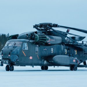 Saksalainen CH-53GA-helikopteri valmisteltuna sääsuojaan siirtämistä varten