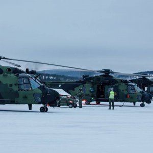 Osastolentona saapuneet kolme NH90-helikopteria Ivalon lentokentällä