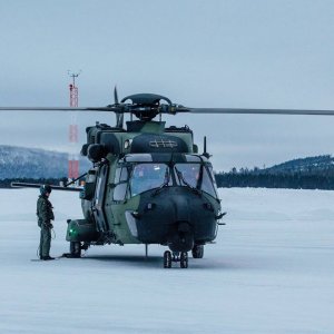 NH90-helikopteri Ivalon lentokentällä