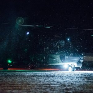 NH90-helikopteri lähdössä pimeälennolle