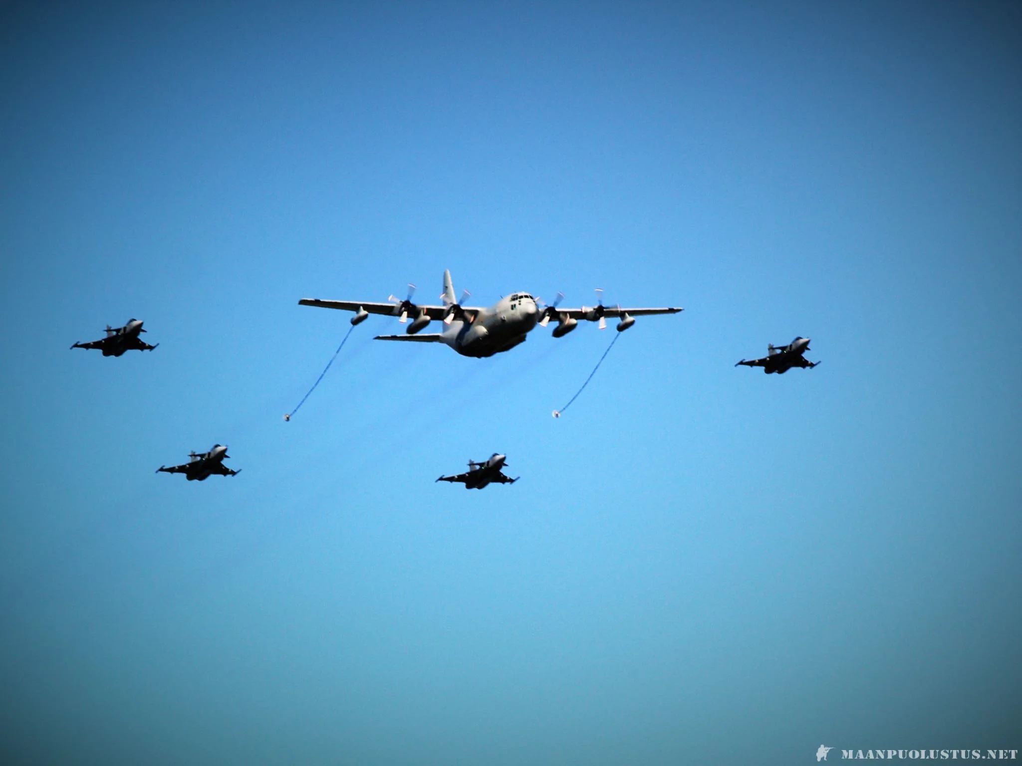 C-130 Hercules ja Gripenit