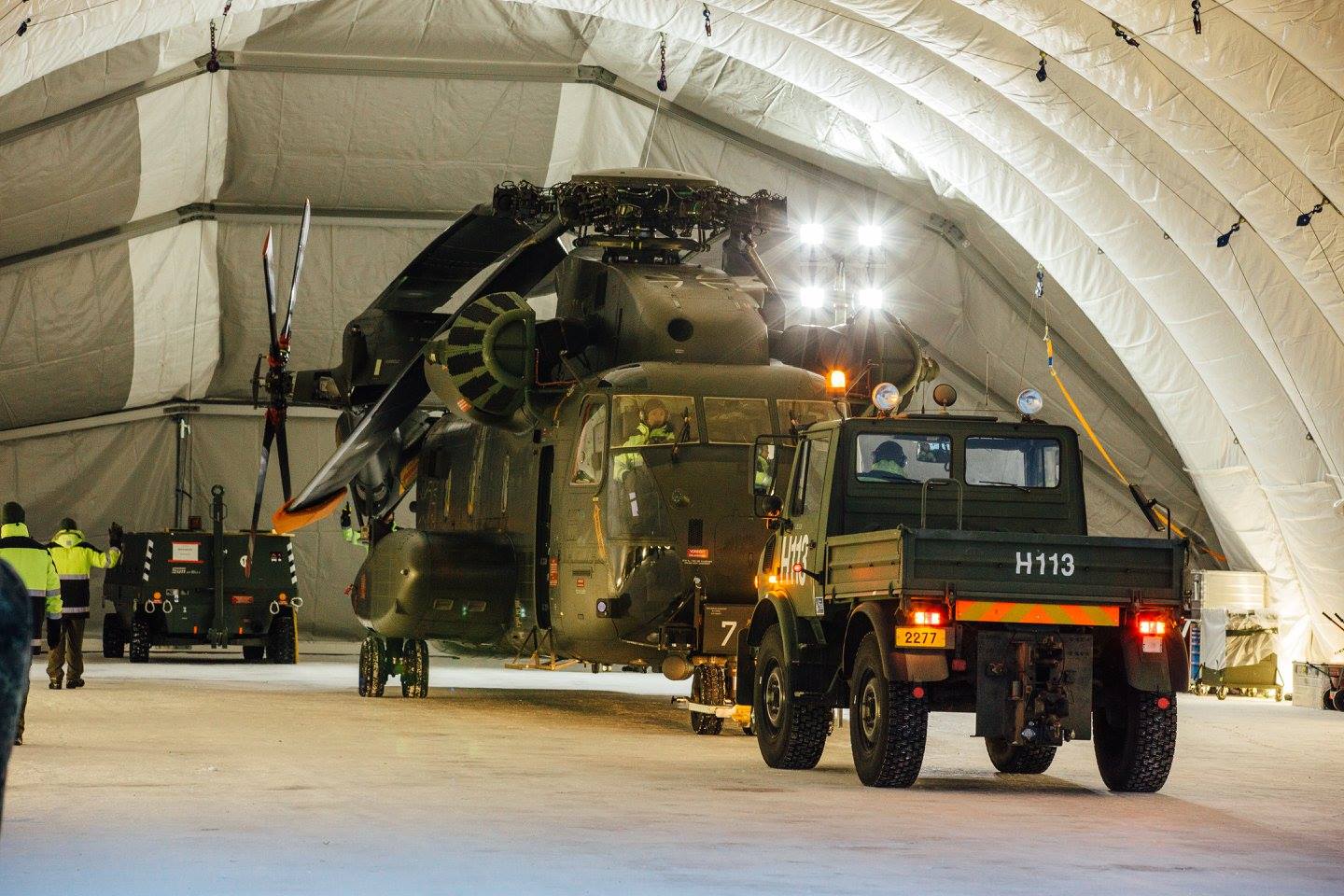 CH-53GA -helikopterit vietiin yöksi sääsuojaan