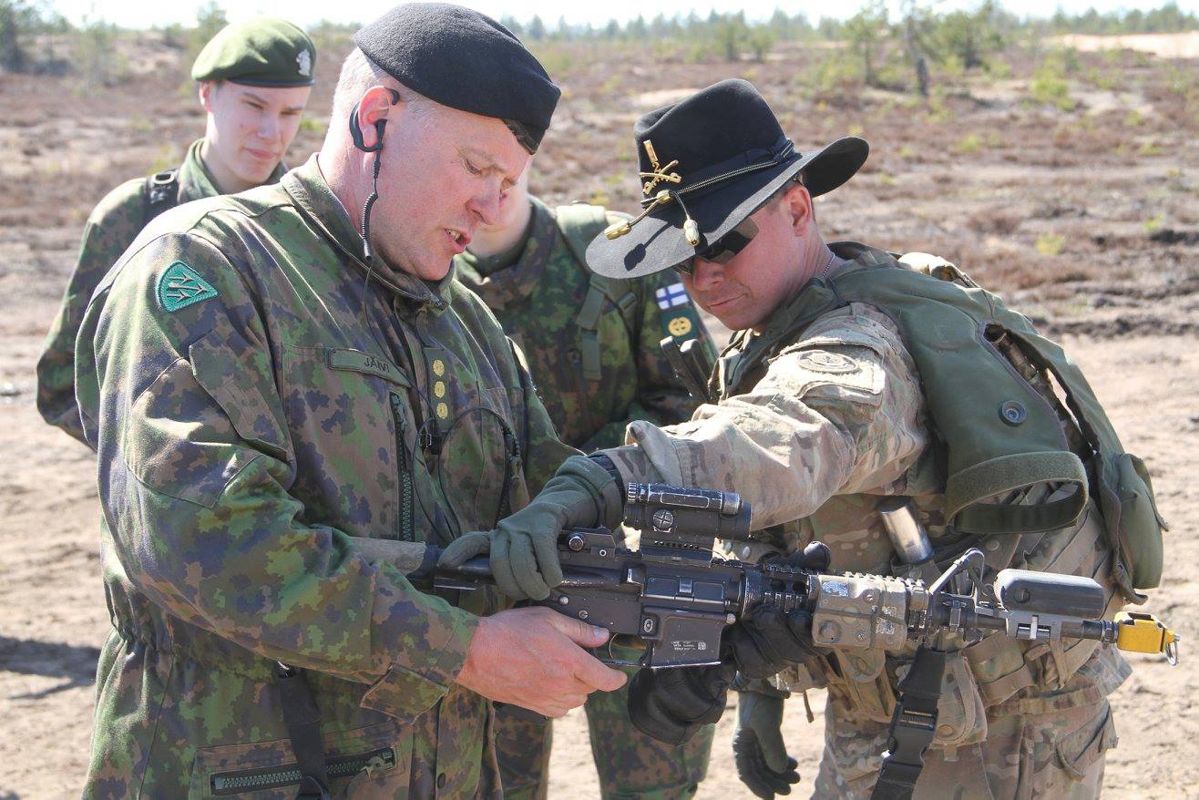 Harjoituksen johtaja eversti Pekka Järvi tarkasteli yhdysvaltalaisten joukkojen käyttämää M4-rynnäkkökivääriä.