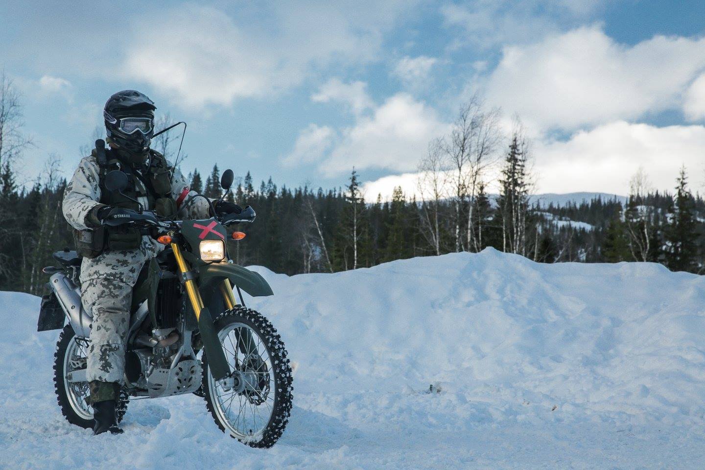 Moottoripyörälähetti norjalaisissa maisemissa