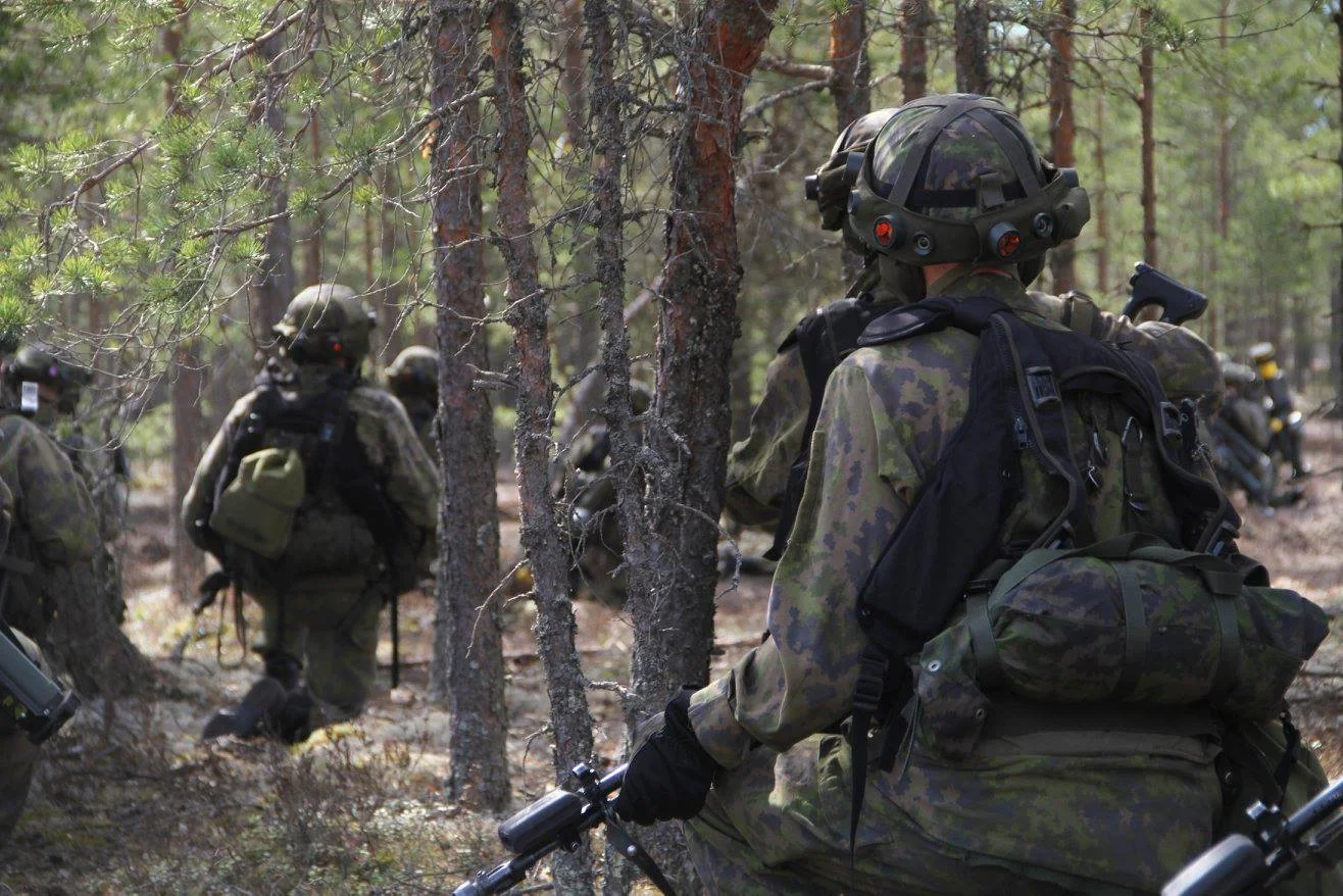 Panssaripioneerijoukkueen varusmiehiä valmiina jatkamaan taistelua.