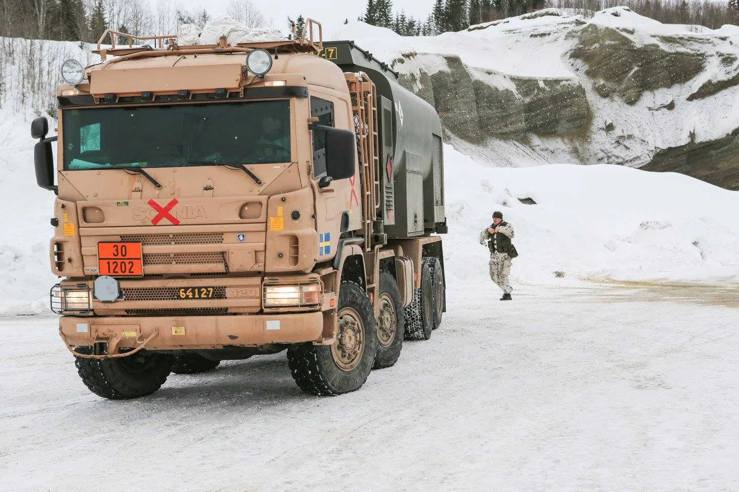 Ruotsalainen säiliöauto lähdössä eteentyönnetylle huoltotukikohdalle