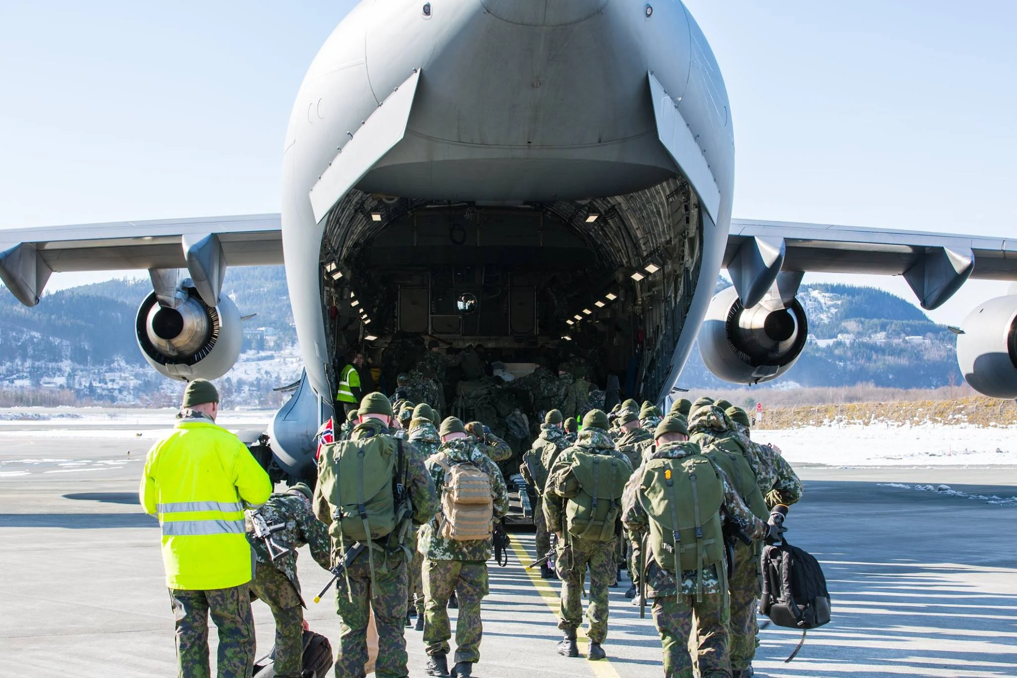 Suomalaiset käyttävät paluukuljetuksiin mm. SAC-lentokuljetuspoolin (Strategic Airlift Capability) Boeing C-17 – kuljetuskoneita