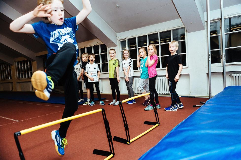 Helsingin Kisa-Veikkojen nuoret yleisurheilijat harjoituksissa marraskuussa 2014.