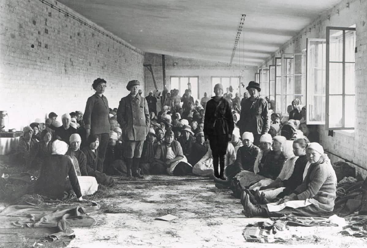 Lahdessa vangittuja naiskaartilaisia toukokuussa 1918.