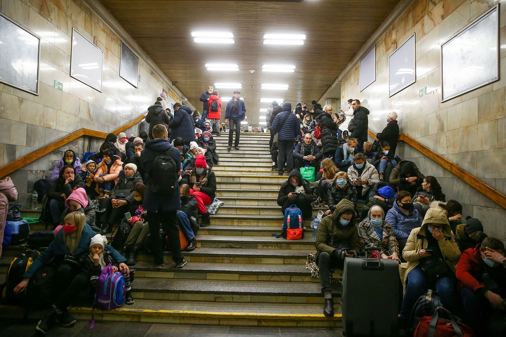 Kiovan asukkaat hakivat suojaa metroasemalta 24. helmikuuta 2022, kun Venäjän ohjuksia iskeytyi kaupunkiin hyökkäyksen ensimmäisenä päivänä.