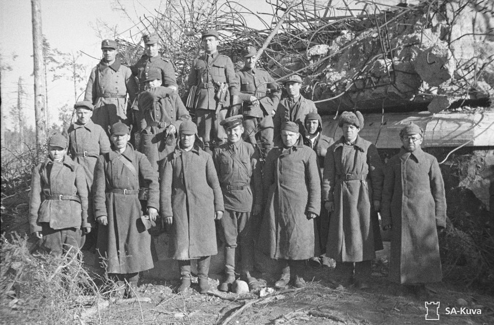 Räjäytetty bunkkeri Summassa vuonna 1941. Kuvassa on suomalaisia ja venäläisiä sotilaita.
