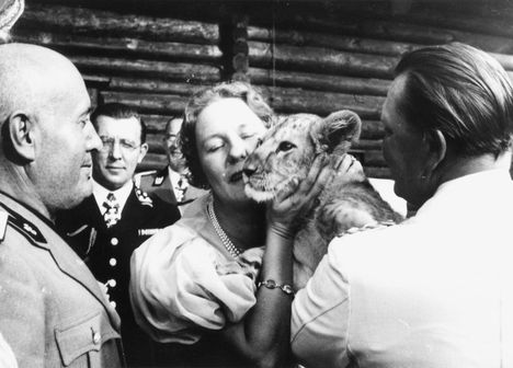 Emmy Göring ja hänen lemmikkileijonansa syyskuussa 1937. Vasemmalla Benito Mussolini ja oikealla Hermann Göring.